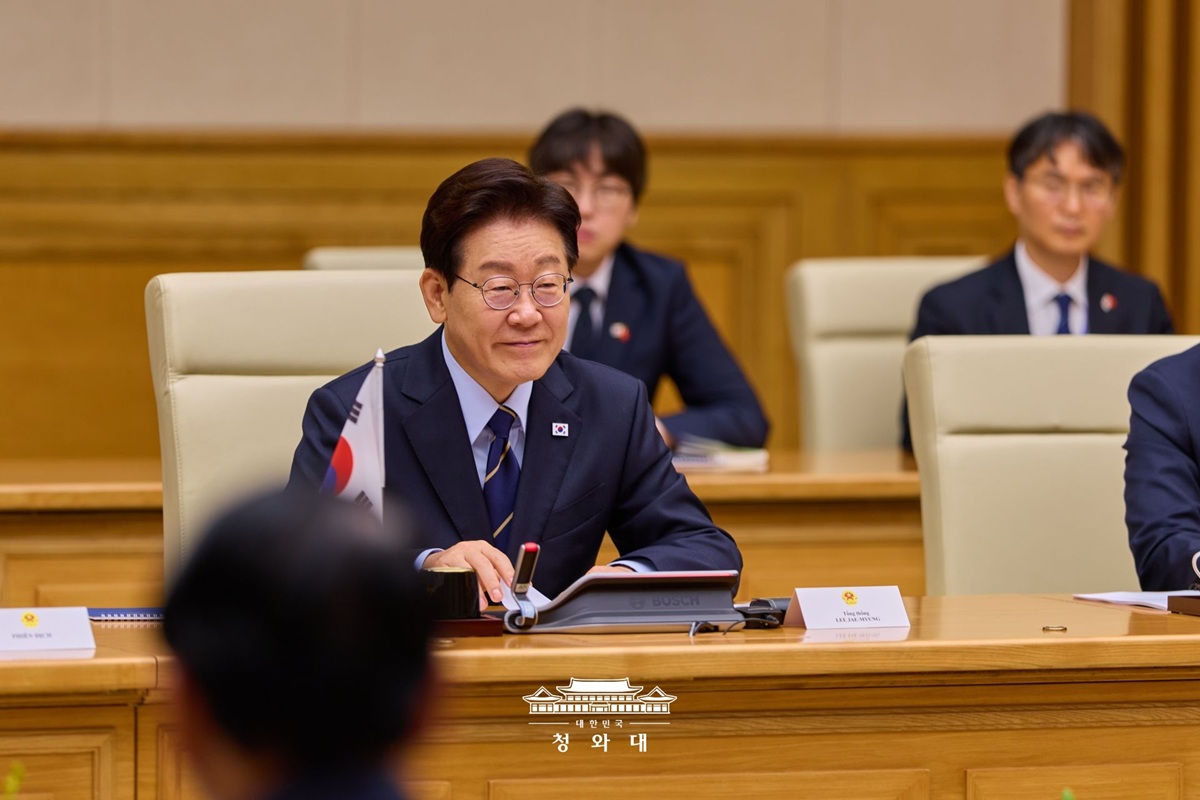 이재명 대통령이 회의장에서 발언하는 모습, 정부 회의에서 공식 발언 중인 장면