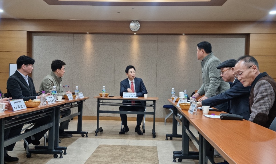대구약령시한의약박물관 간담회장에서 중구 도심 상인회장단의 건의사항을 경청하며 답변하고 있는 유영하 대구시장 예비충마자