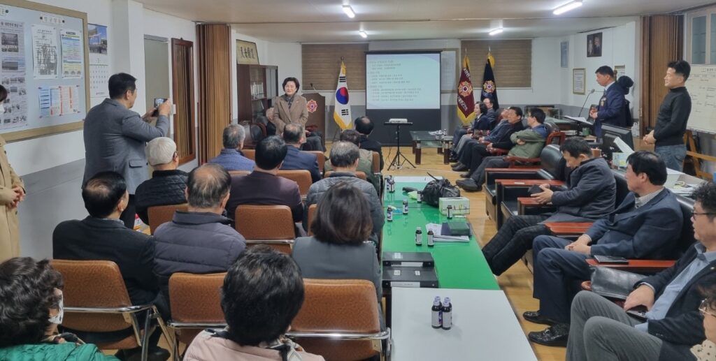 중구 재향군인회 사무실에서 김정일 지회장과 회원들이 참석한 가운데 정기회의 및 비전 발표가 진행되는 모습