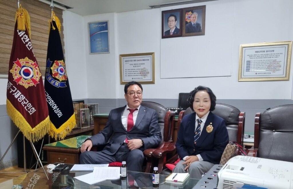 회의를 주관한 김정일 중구 지회장과 배영미 여성회장이 나란히 앉아 회의를 진행하고 있는 모습