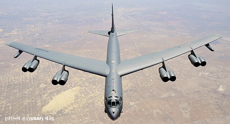 광활한 지상 위를 비행 중인 미 공군(USAF) 소속 B-52 전략폭격기의 상공 촬영 모습. 거대한 날개 아래 8개의 엔진이 선명하게 보이며, 이란 상공 위력 비행 및 중동 내 미 전략 자산 전개 관련 긴급 안보 보도 이미지. (출처: 미 공군 제공)