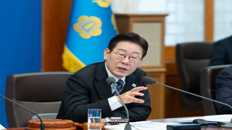 청와대 회의실에서 기초연금 개편 및 노인 복지 정책 방향에 대해 발언하고 있는 이재명 대통령의 모습과 노인 빈곤 해소 및 연금 제도 개선 관련 행정 보도 이미지(사진 출처 = 청와대)