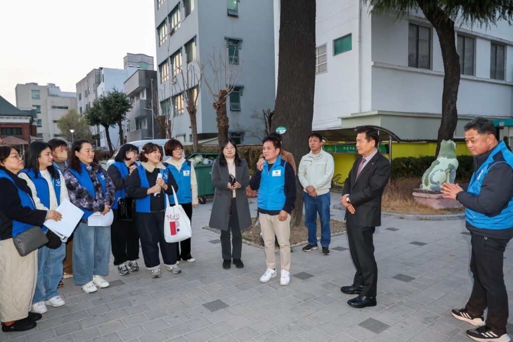 순찰 시작 전 동인초등학교 앞에서 배태현 회장의 설명을 경청하고 있는 류규하 구청장과 위원들
