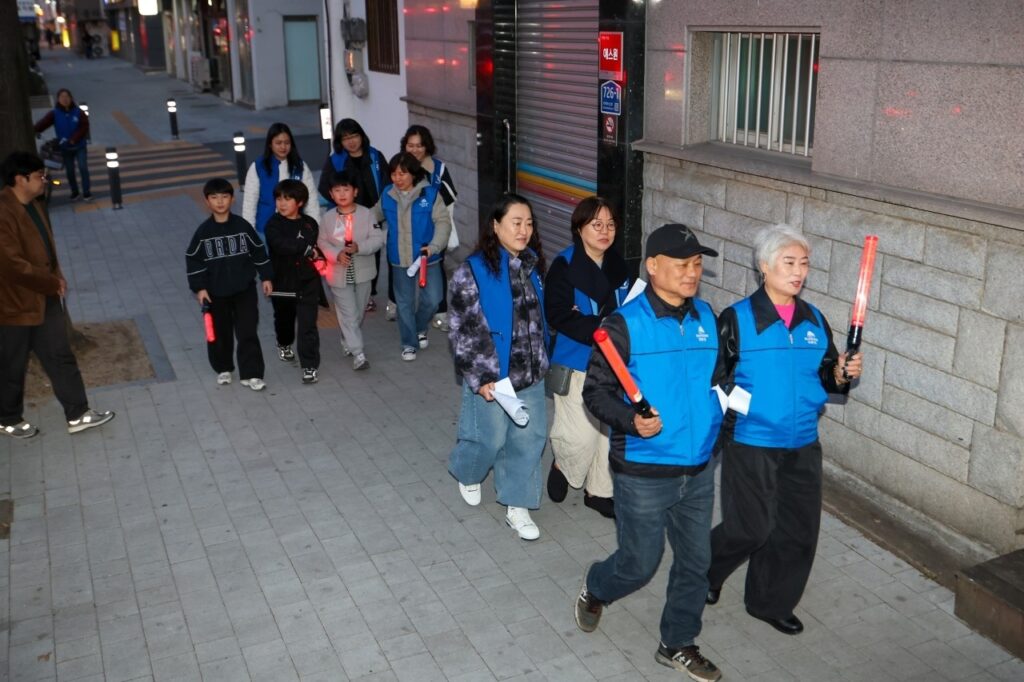 경광봉을 들고 어두워진 골목길을 순찰하며 청소년 선도 및 불법 주정차 계몽 활동을 벌이는 위원들