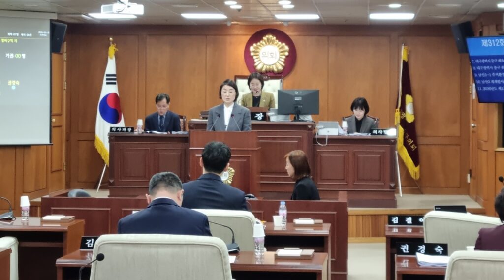 대구 중구의회 제312회 임시회 본회의장에서 김결이 의원이 운영행정위원회 심사 결과를 발언대에서 보고하고 있는 모습