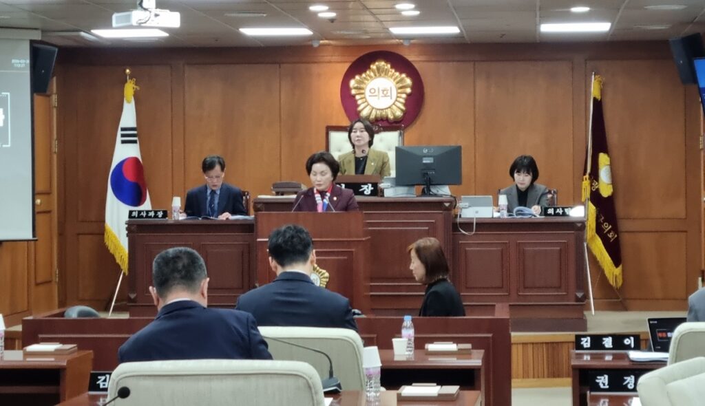 대구 중구의회 본회의장에서 권경숙 도시관광위원장이 '남산3 재개발사업' 심사 결과를 발언대에서 보고하고 있는 모습