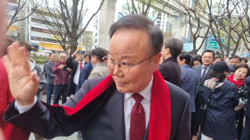 TBC 대구방송 앞 지지자들에게 인사하는 김재원 경북도지사 예비후보