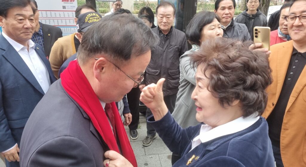 지지자로부터 엄지 척 응원을 받는 김재원 경북도지사 예비후보