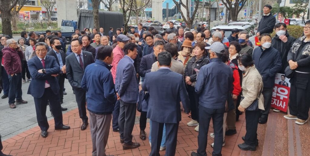 TBC 대구방송 앞 광장에 모여 응원전을 펼치는 경북도지사 후보 지지자들