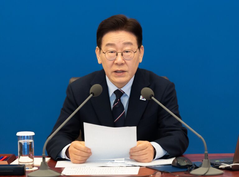 청와대 집무실에서 원고를 들고 자본시장 결제 시스템 속도 개선 및 투자 환경 혁신 방안에 대해 발표하고 있는 이재명 대통령의 모습과 국내 증시 결제일 단축 및 시장 활성화 관련 경제 보도 이미지 (출처: 청와대)