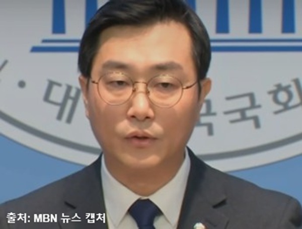 국회 휘장이 배경으로 보이는 브리핑 단상에서 굳은 표정으로 발언하고 있는 장경태 무소속 의원의 모습 (출처: MBN 뉴스 캡처)