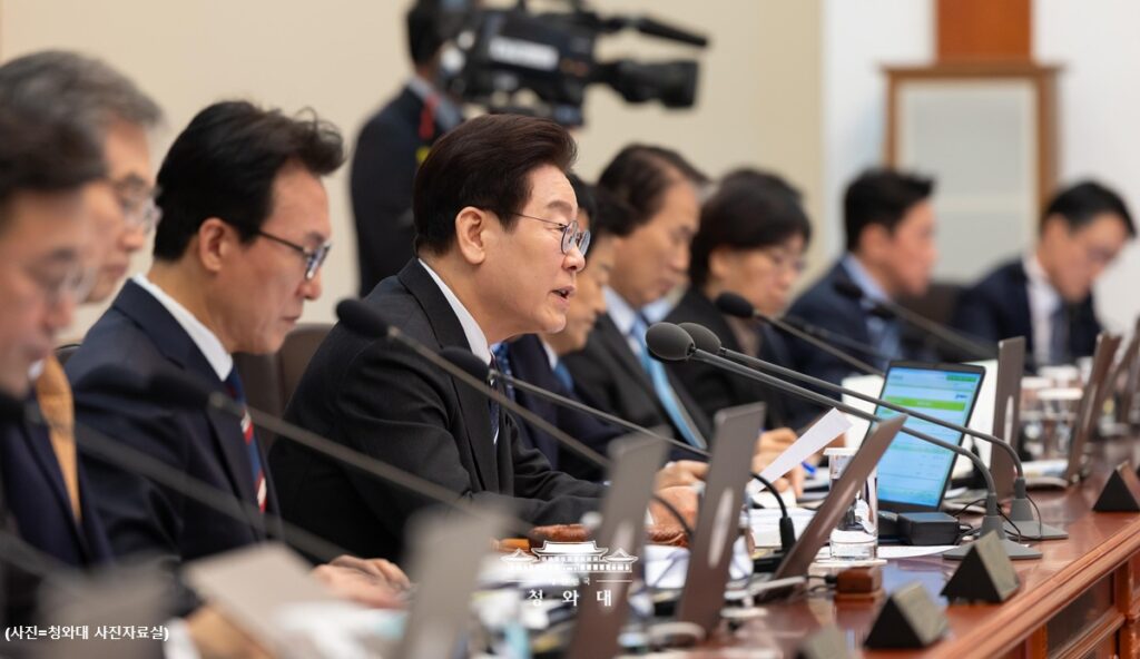 비상경제점검회의에서 발언 중인 이재명 대통령과 관계자들