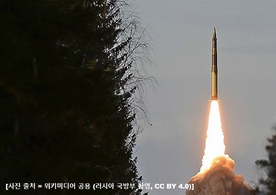 어두운 숲을 배경으로 거대한 화염과 연기를 내뿜으며 하늘로 솟구쳐 오르는 탄도 미사일의 모습. 이란의 핵 개발 의지 및 군사 강국화(북한형 모델) 전략과 관련된 긴급 안보 보도 이미지. (출처: 러시아 국방부 촬영 / 위키미디어 공용 / CC BY 4.0)