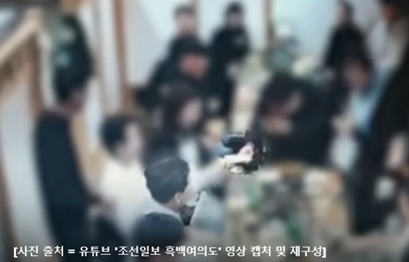 식당 내부에서 여러 인물이 모여 대화를 나누고 있는 모습이 담긴 블러 처리된 CCTV 영상 캡처 화면. 김관영 지사의 제명 원인이 된 의혹 사건의 현장 상황과 가처분 신청 관련 보도 이미지 (출처: 조선일보 흑백여의도)