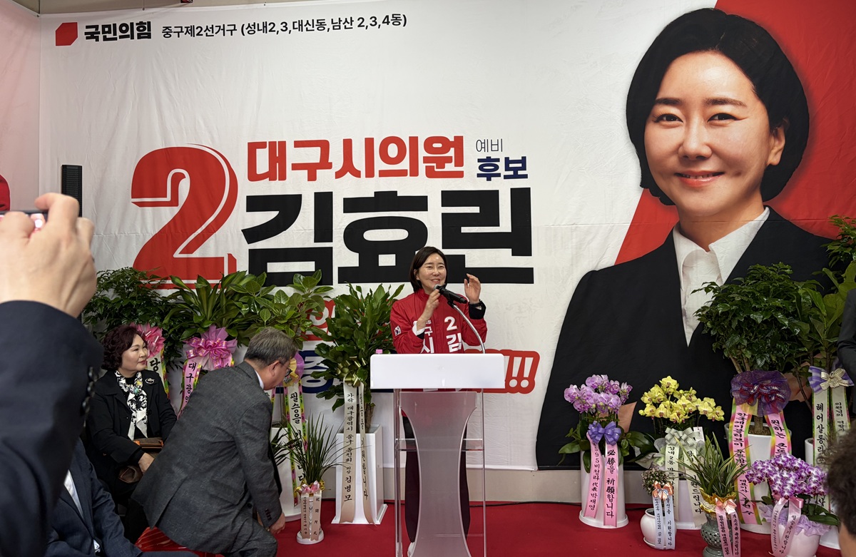 손짓 섞어가며 중구 대개조 공약 설명하는 김효린 예비후보