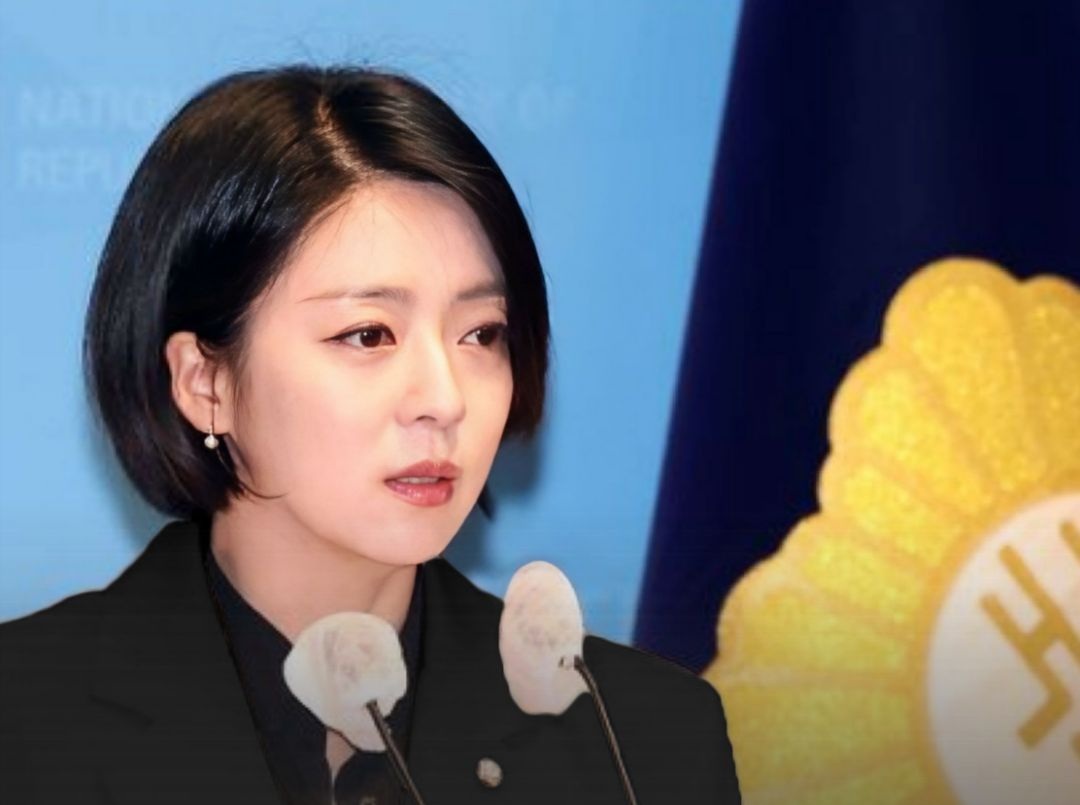 배현진 국민의힘 의원이 마이크 앞에서 발언하는 모습