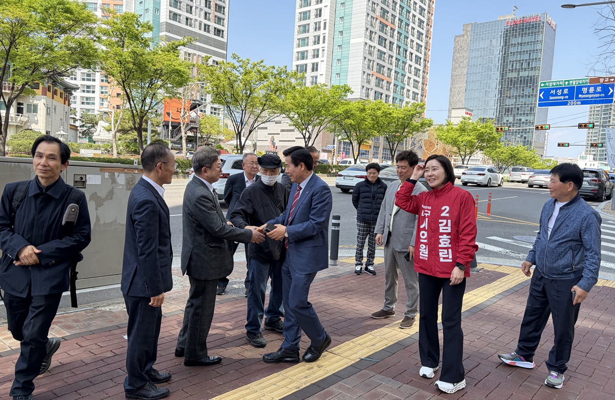 도심 배경으로 지지자들에게 인사하는 김효린 예비후보