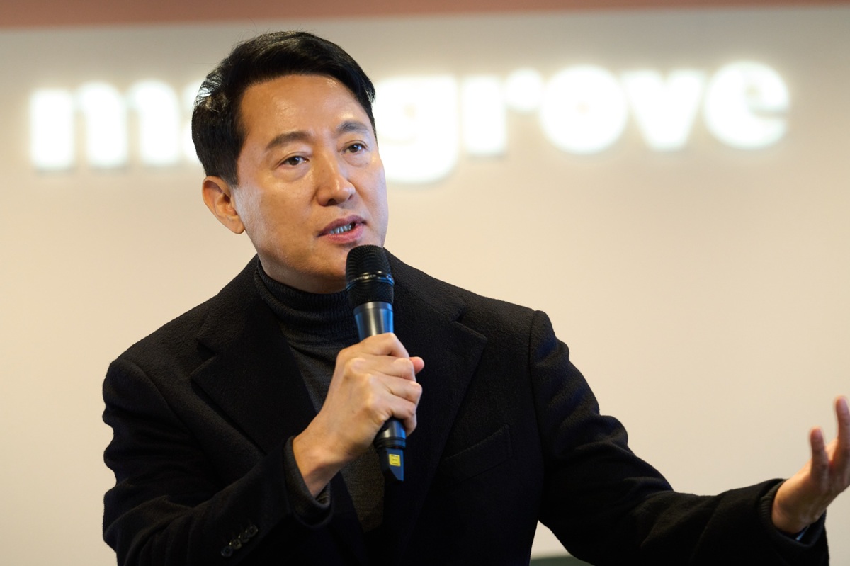 오세훈 서울시장 마이크 들고 발언하는 모습