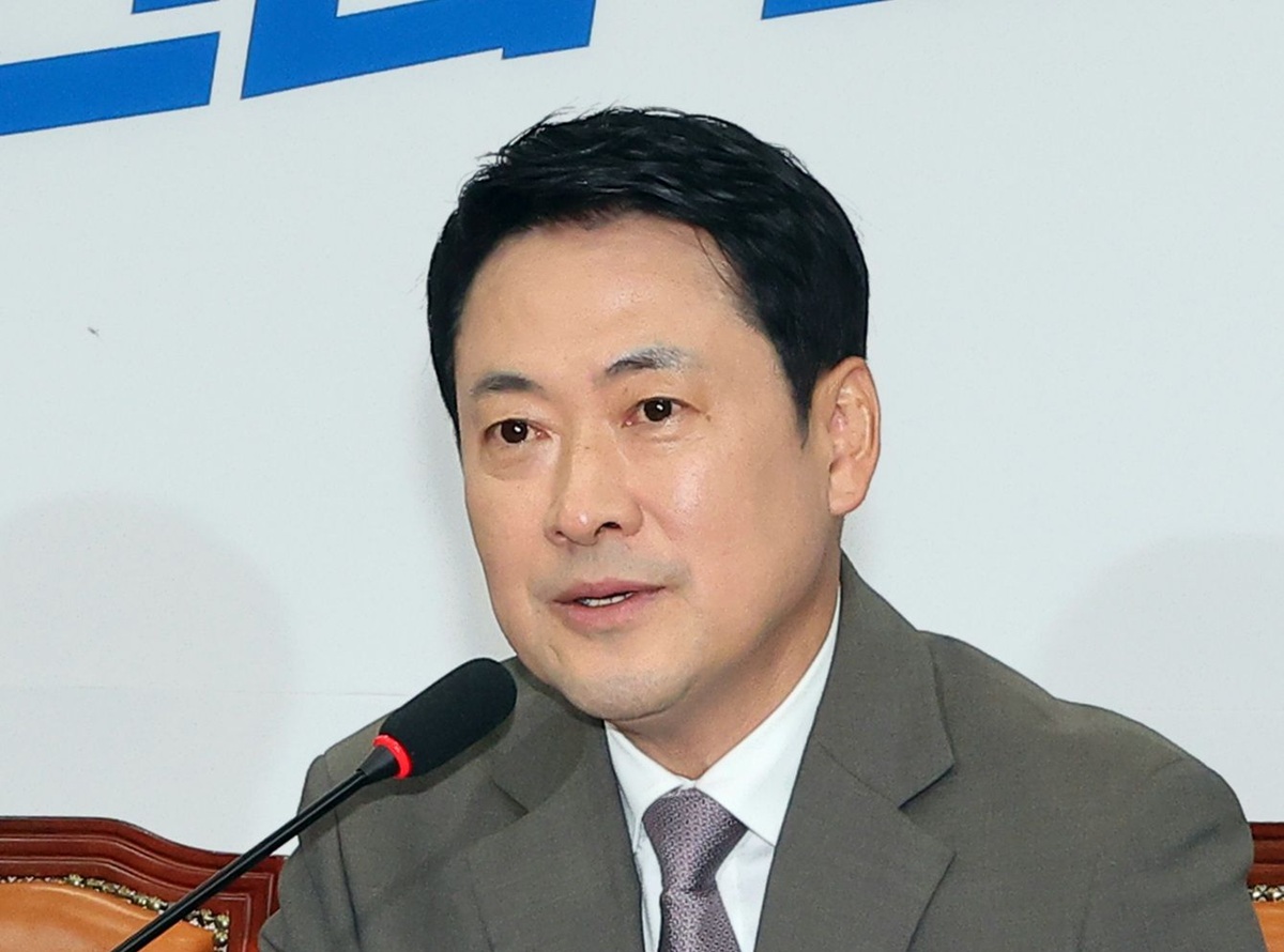 장동혁 국민의힘 대표가 국회에서 마이크 앞에 앉아 발언하는 모습, 공식 기자회견 장면