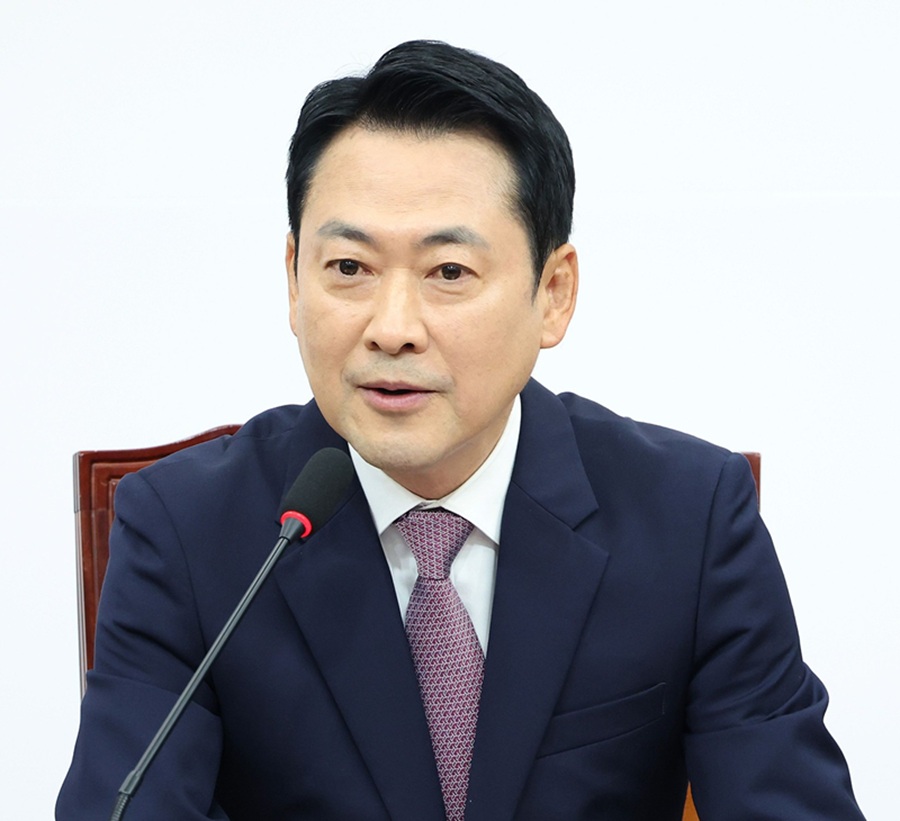 장동혁 국민의힘 대표가 국회에서 마이크 앞에 앉아 발언하는 모습, 공식 기자간담회 장면