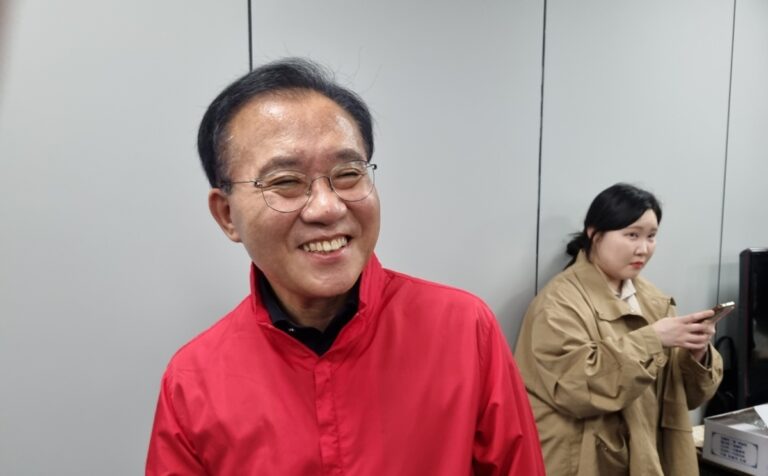 선거사무소에서 지지자 환대에 웃는 윤재옥