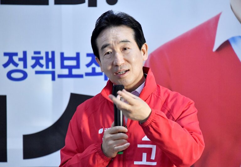 마이크 잡고 발언하는 고병수 예비후보