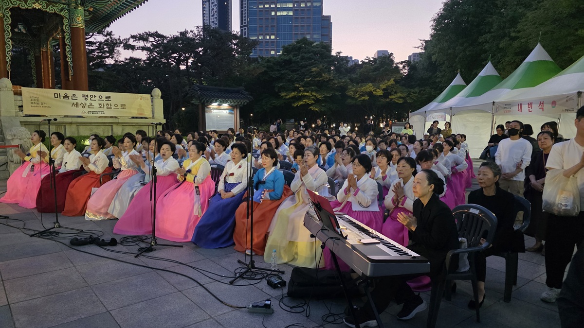 대구 달구벌 점등식 한복 공연단 합창 장면