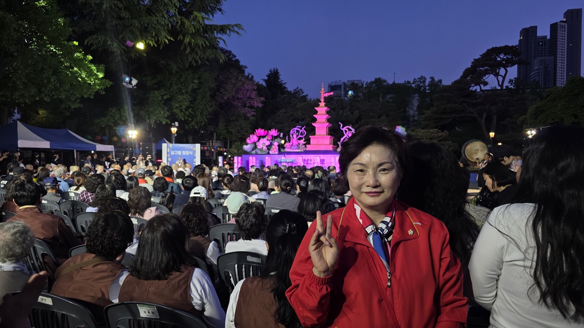 대구 달구벌 점등식 행사장에서 시민 기념촬영 브이 포즈 모습