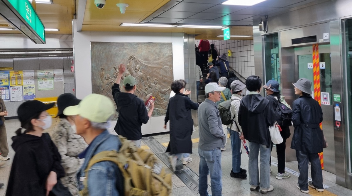 대구 현충로역 내부에서 집회 참가자들이 지상으로 이동하는 모습