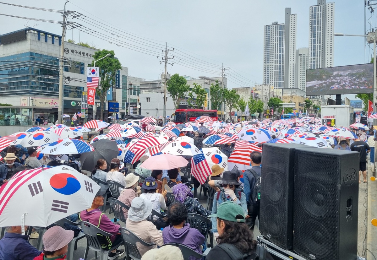 전한길 대구 집회 태극기 우산 인파