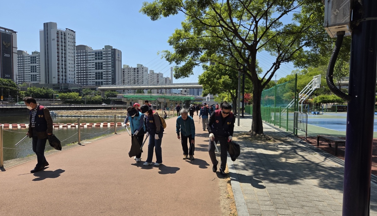 중구 재향군인회 회원들이 대구 신천 산책로에서 쓰레기 수거 활동을 진행하는 모습