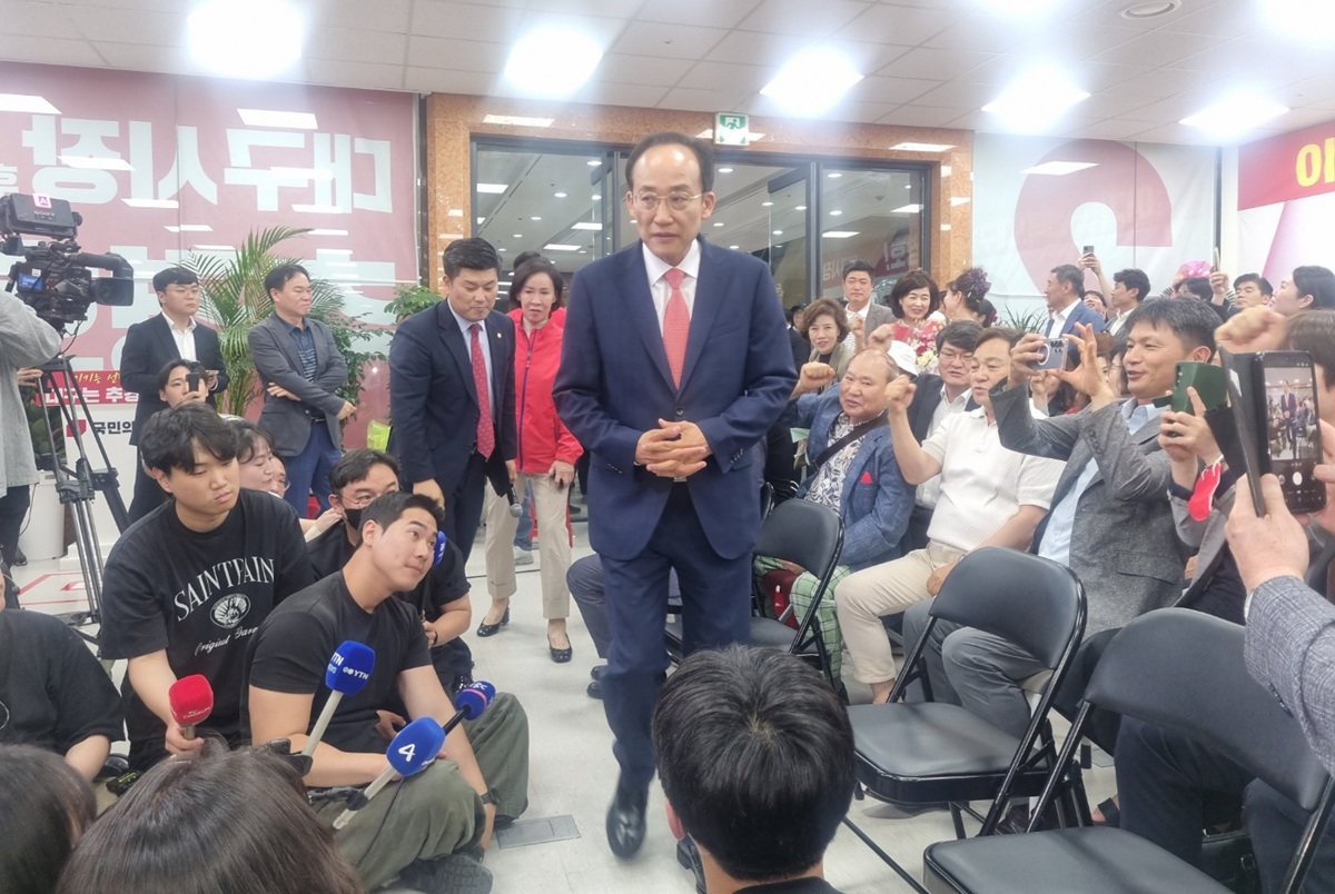 추경호 대구시장 당선인이 선거사무실에서 꽃다발을 받고 당선 소감을 밝히는 모습