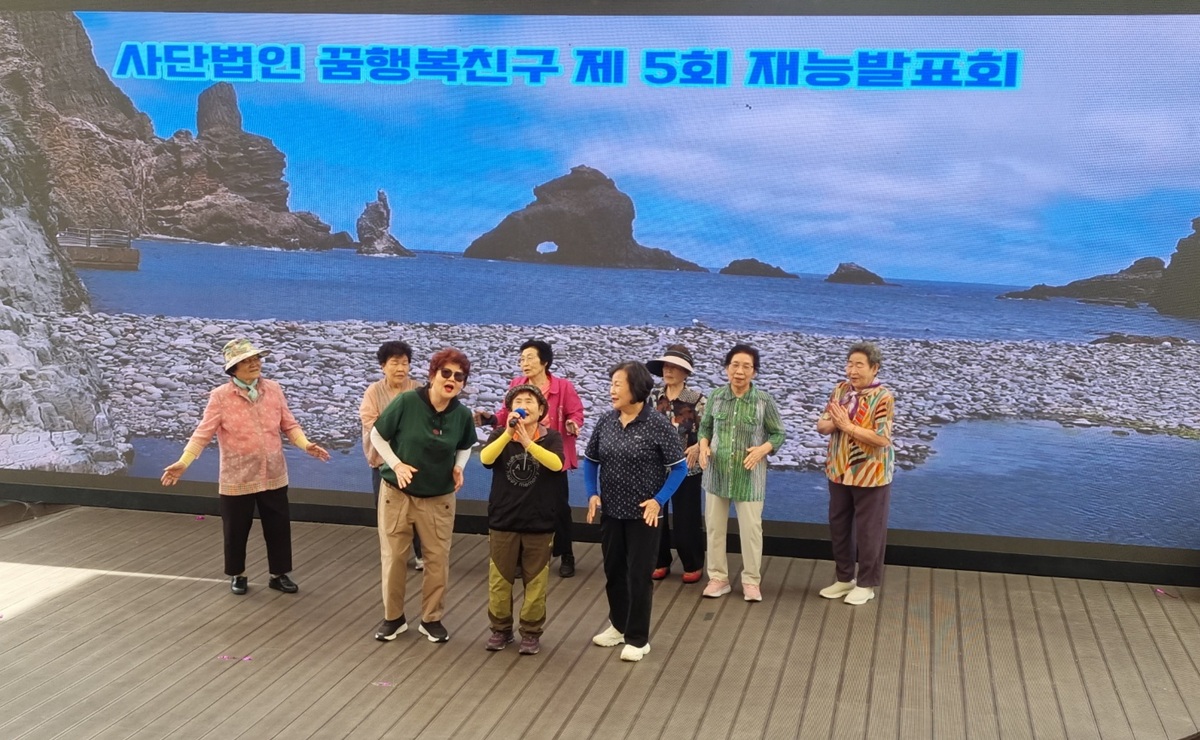 대구 김광석길 야외콘서트홀에서 열린 꿈행복친구 제5회 재능발표회에서 지역 주민들이 축하 공연을 하고 있다.