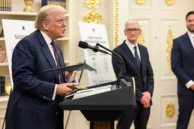 P20250806DT-0312_President_Donald_Trump_delivers_investment_remarks_alongside_Apple_CEO_Tim_Cook