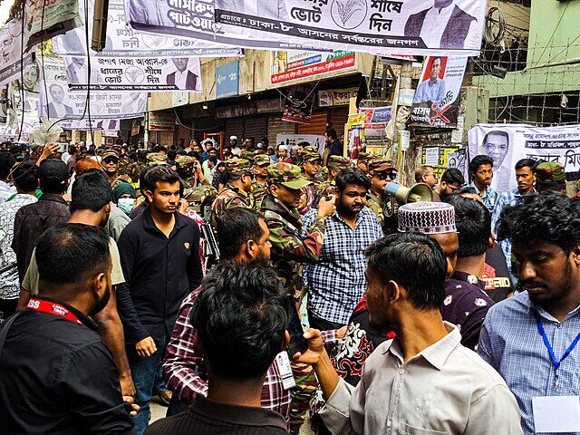 방글라데시 거리 인파와 군 병력 모습 홍역 확산 우려 상황