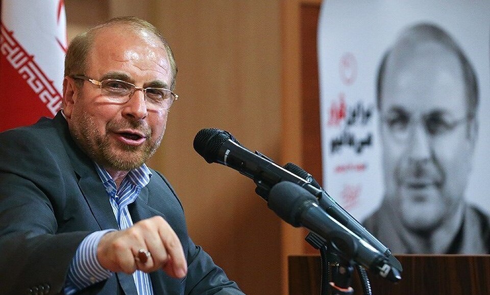 연설 중인 모하마드 바게르 갈리바프가 마이크 앞에서 발언하는 모습, 