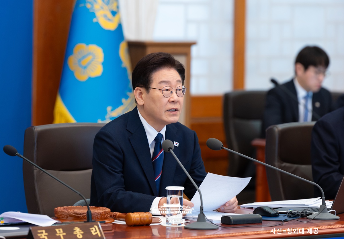 이재명 대통령이 청와대 국무회의에서 전작권 환수와 자주국방 관련 발언을 하고 있다