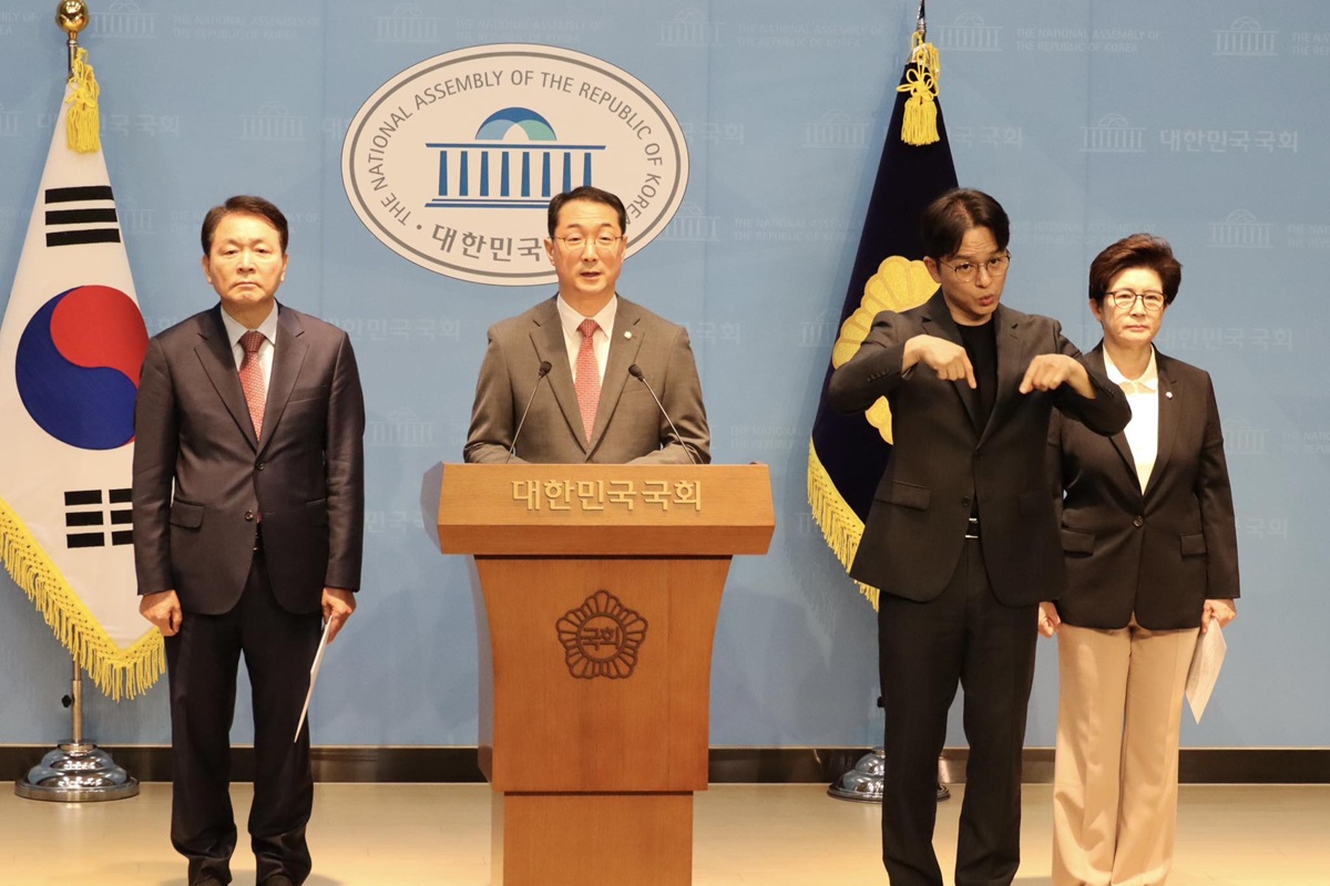 국회 소통관에서 기자회견 중인 국민의힘 외교통일위원들