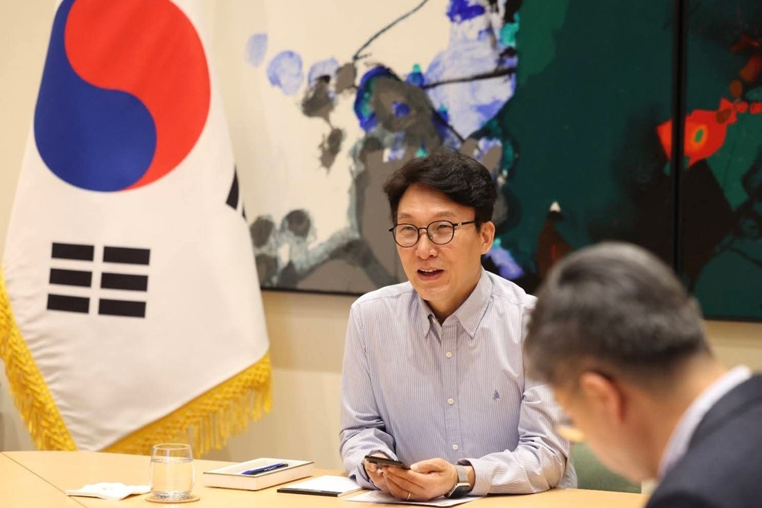 서울 중구 대한상공회의소 국제회의장에서 열린 ‘K국정설명회’ 단상에서 마이크 앞에 서서 굳은 표정으로 중동발 경제 위기와 비상 대응 필요성에 대해 발언하고 있는 김민석 국무총리의 모습 (출처: 김민석 총리 페이스북 )