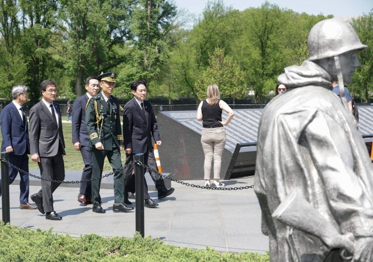정장 차림의 장동혁 대표와 군복을 입은 관계자들이 야외 광장을 걷고 있는 모습.