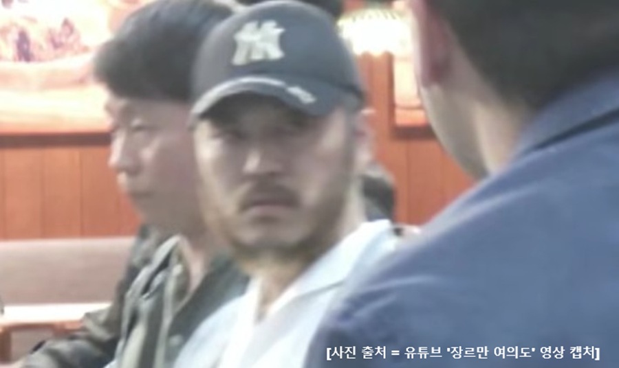 인천국제공항 입국장에서 검은색 모자를 쓰고 수염을 기른 채 주변을 살피고 있는 마약 유통 총책 박왕열의 모습 (출처: 유튜브 '장르만 여의도' 영상 캡처)