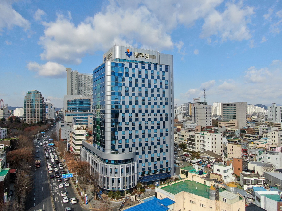 대구 중구청 전경 모습, 도심 중심부에 위치한 중구청 청사 건물과 주변 도로 및 도심 전경