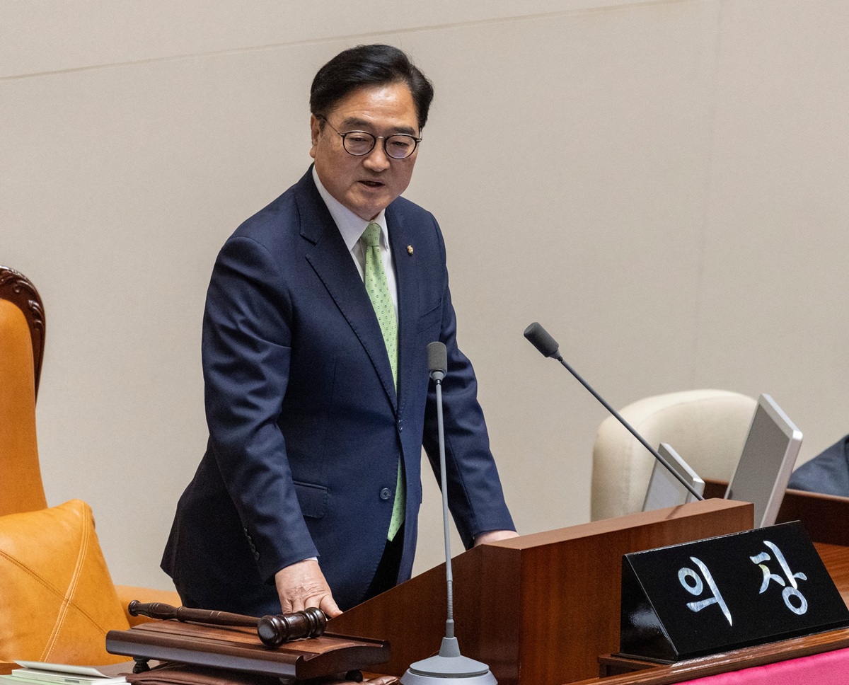 우원식 국회의장이 국회 본회의장에서 의사봉을 들고 개헌안 관련 회의를 진행하고 있다