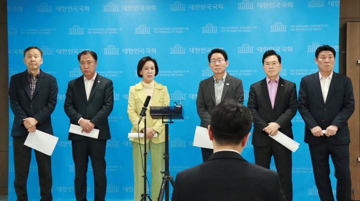 국회 소통관에서 성명 발표하는 이인선 위원장과 대구 지역 의원들
