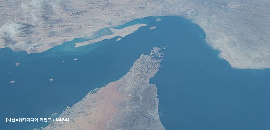 중동 지역의 지형과 호르무즈 해협을 보여주는 푸른 빛의 위성 사진.